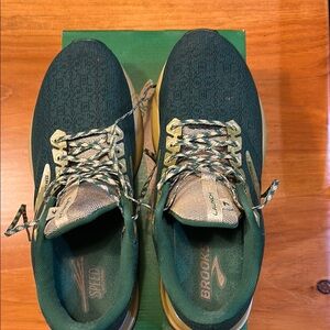 Brooks Run Lucky Green Athletic Shoes Lace-Up Design